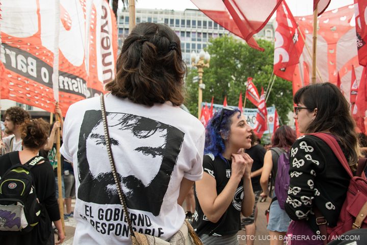Un grupo de militantes de Izquierda, una de las integrantes tiene una remera con la imagen de Santiago Maldonado