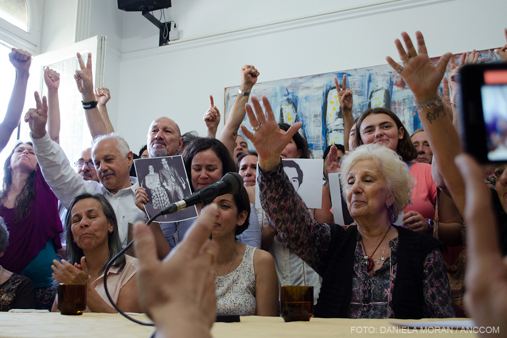 Estela de Carlotto junto a Adiana, nieta recuperada, su abuela Blanca Díaz de Garnier y familiares en la conferencia de prensa de Abuelas de Plaza de Mayo. Todos en la foto estan con las manos levantadas. 