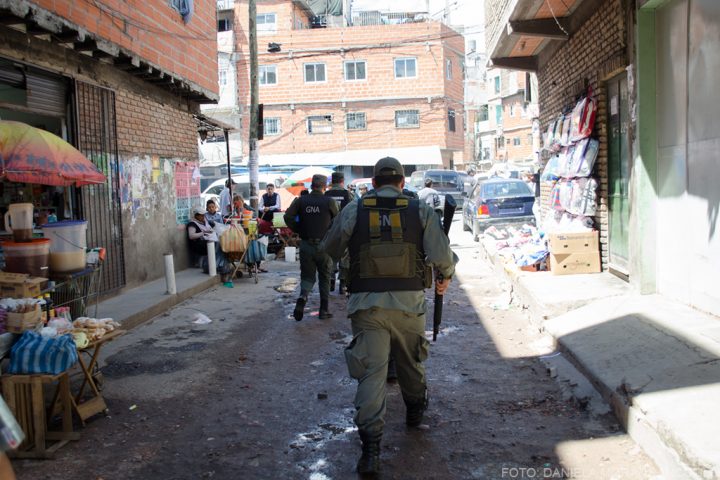 Fuerzas de gendarmería nacional con armas en sus manos, ingresando en barrio de Bajo Flores