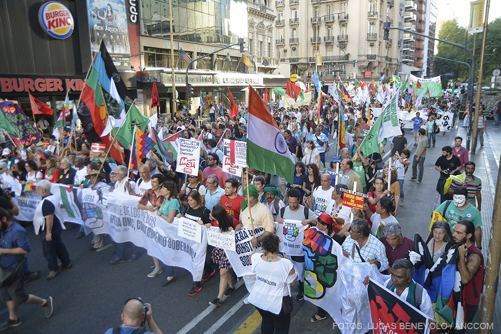 Manifestantes con diferentes banderas marchan por una de las avenidas del centro porteño.