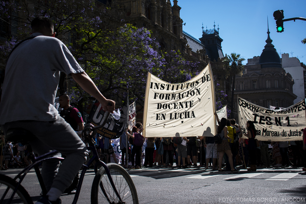 Los docentes marchan por las calles de Buenos Aires. Una de las banderas dice: "Institutos de Formación Docente en lucha".