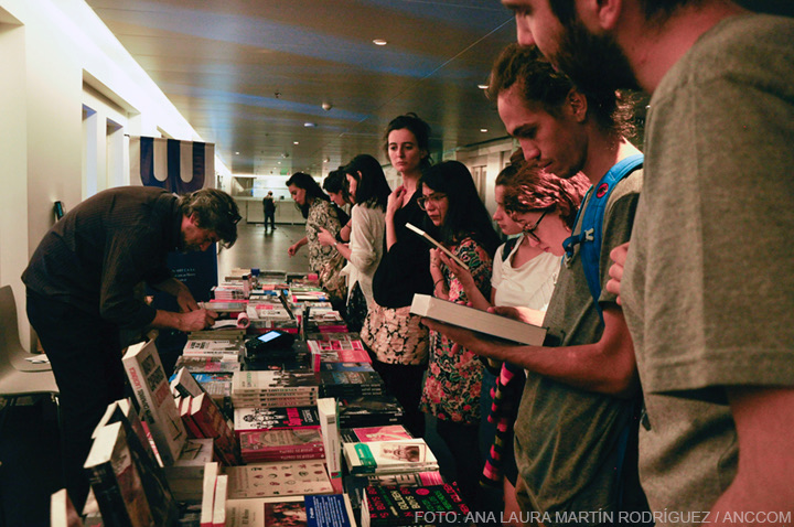 Personas frente a una mesa llena de libros, en el Festival de no ficción, en el CCK. 