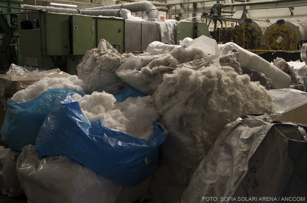 Bolsones de algodón se amontonan en la fábrica textil Scalter. No hay trabajadores a la vista.