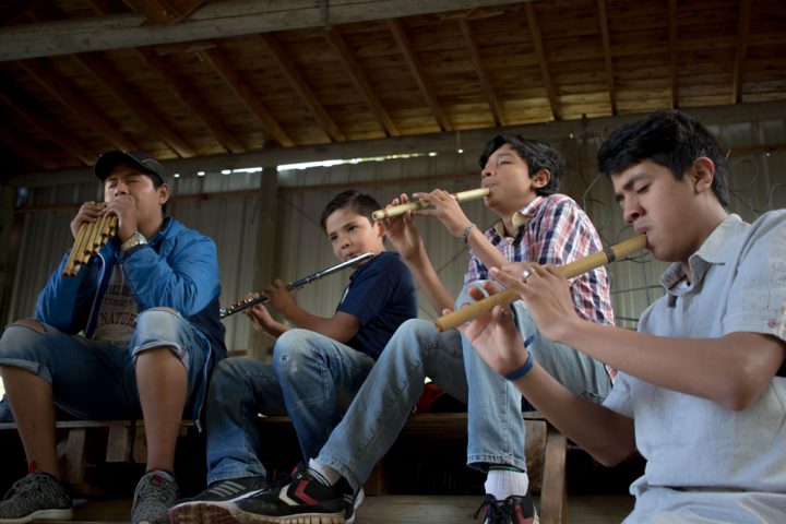 Un grupo de chicos tocando la flauta