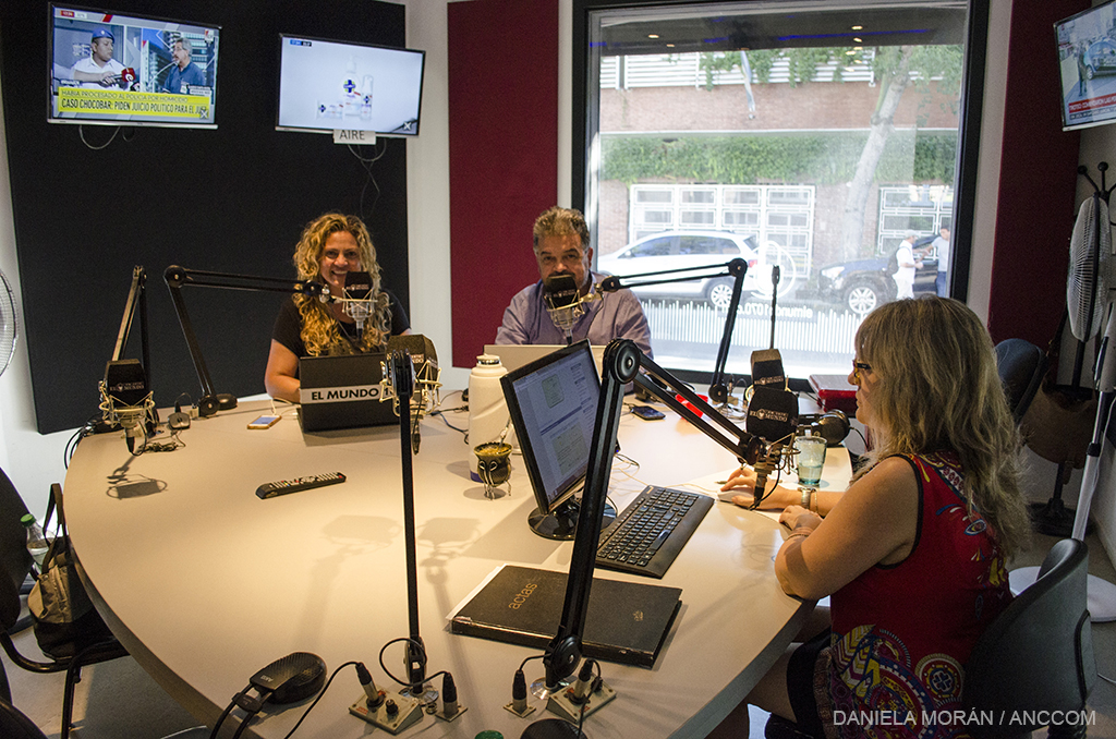 Interior del estudio de Radio El Mundo. Hay tres personas trabajando.