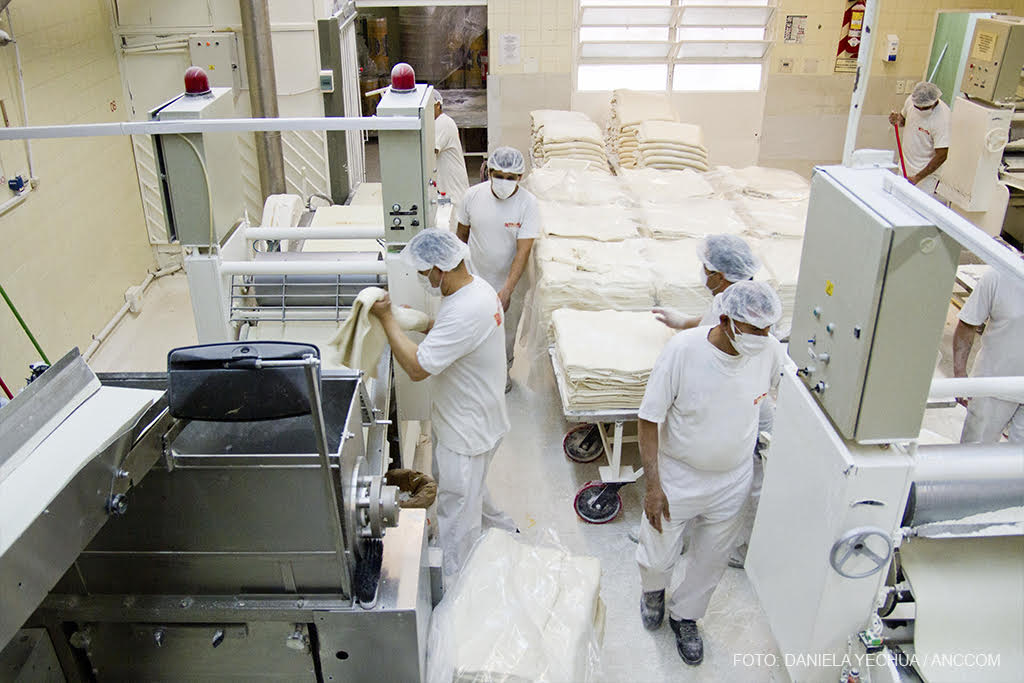 Imagen del interior de la fábrica recuperada La Litoraleña, mientras los trabajadores realizan sus tareas.