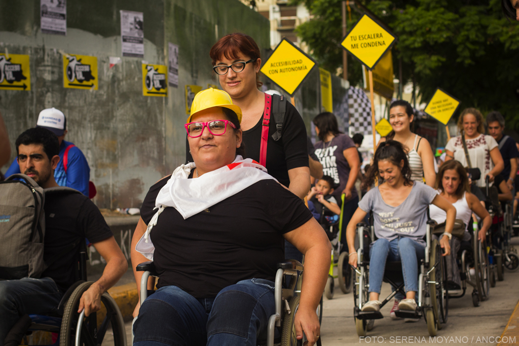 Personas en sillas de ruedas, junto a acompañantes, en el d, recorrido en silla de ruedas anual de la fundacion Acceso YA
