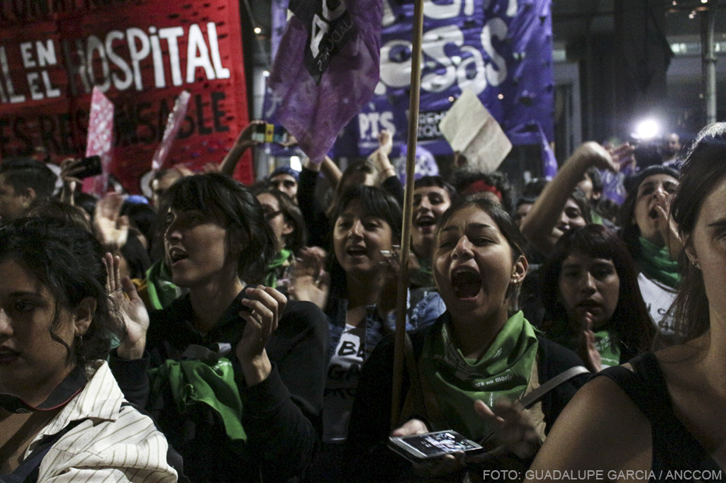 Mujeres en la calle durante el Pañuelazo que se realizó para reclamar por la despenalización del aborto 