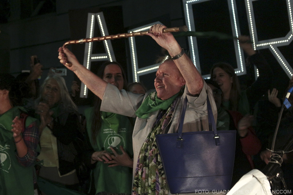 Una mujer mayor levantando su bastón y apoyando el Pañuelazo por la despenalización del aborto