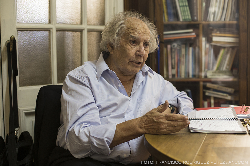 Adolfo Pérez Esquivel, en su oficina, mientras realiza la entrevista con ANCCOM.