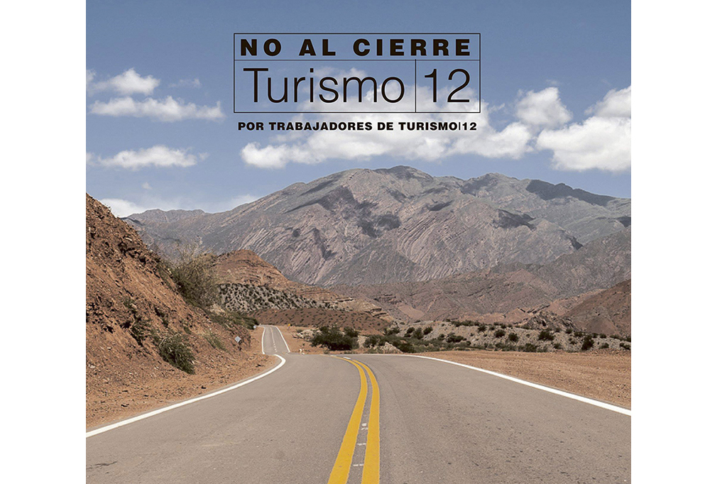  imagen de una ruta argentina en donde se aprecia un paisaje montañoso, con una gáfica que dice "No al cierre/Turismo 12/por trabajadores de Turismo 12"