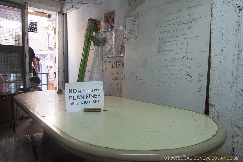 imagen de una mesa dentro de la sede. hay una cartel que dice "no al cierre del plan fines de la paternal".