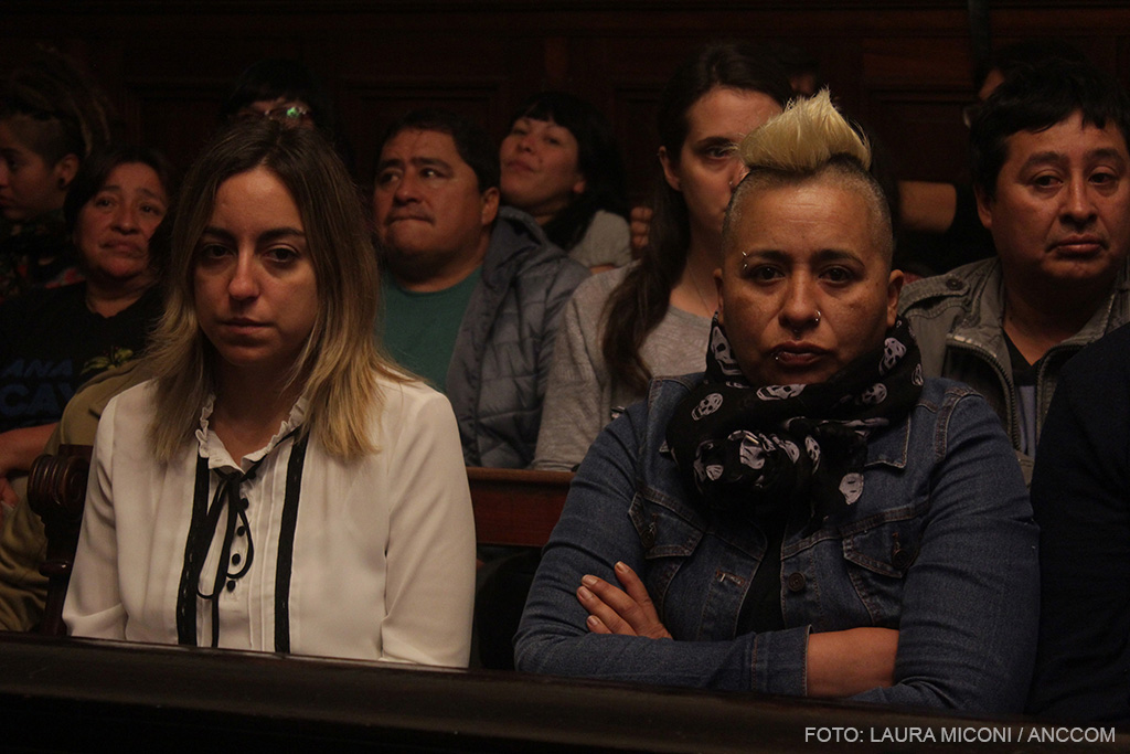 Familiares y allegados de Diana Sacayán escuchan los alegatos en la sala.