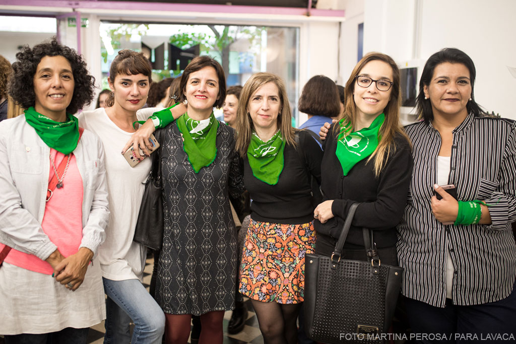 Grupo de mujeres con pañuelos verdes de la Campaña Nacional Por el Derecho al Aborto Legal Seguro y Gratuito.