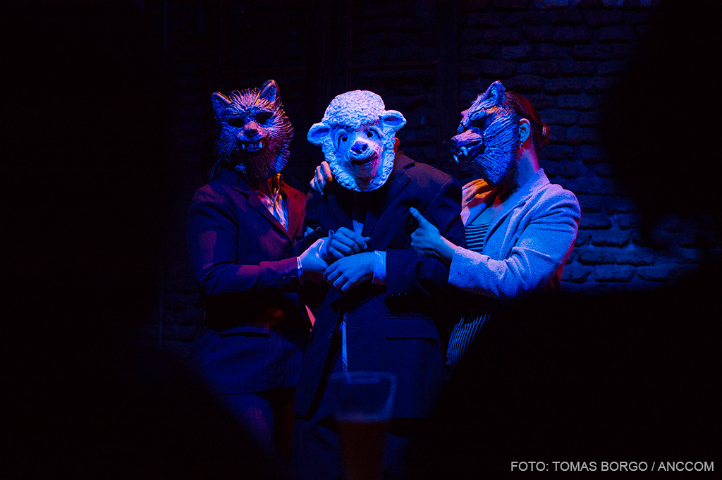 Actores con máscaras sobre el escenario.