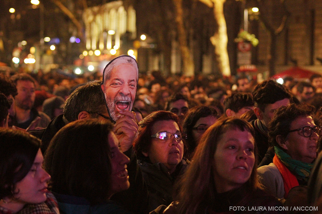 Se observa la multitud con imágenes de Lula en alto.