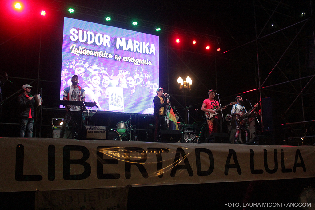 Imagen de banda de música tocando sobre el escenario.