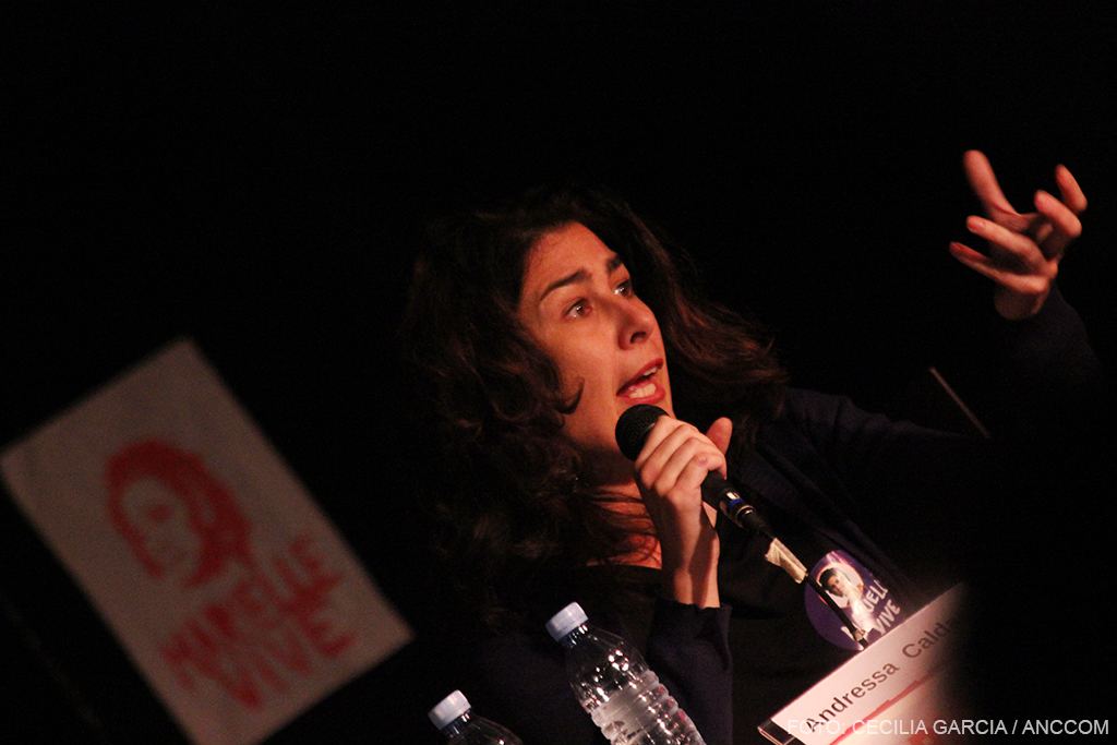 Andressa Caldas, activista brasileña hablando en la conferencia.