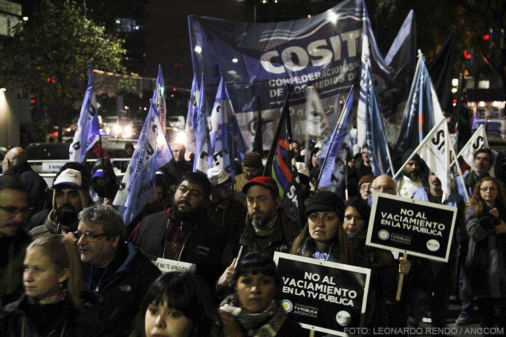 Manifestación de trabajadores de la TV en la puerta del Hotel Alvear durante la celebración de los premios Martín Fierro.