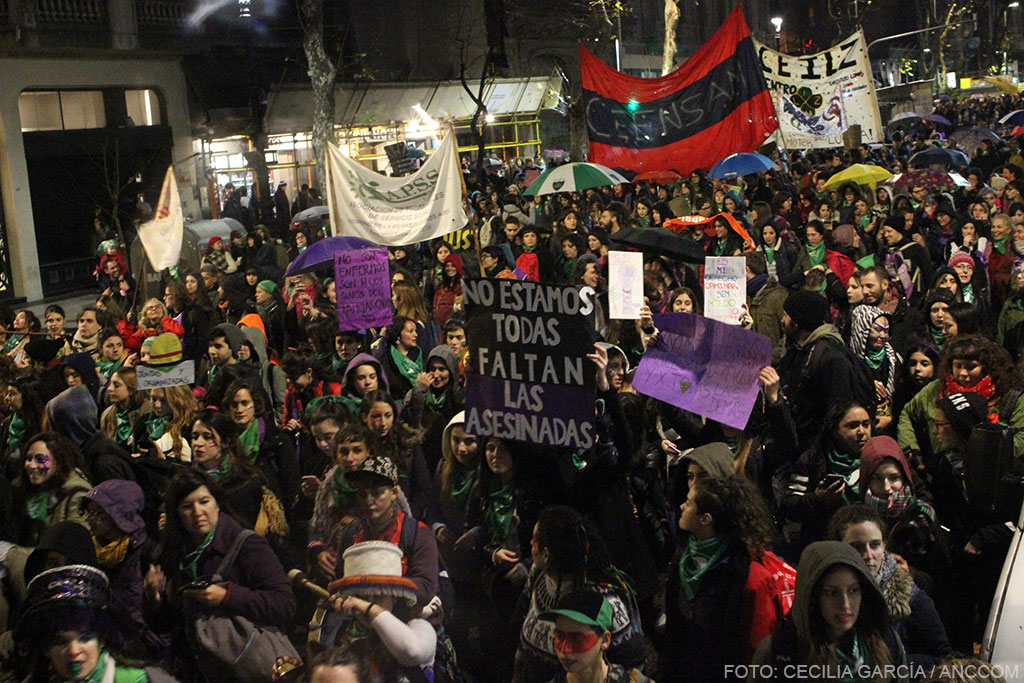 Marcha de Ni Una Menos. Se lee en un cartel "No estamos todas. Faltan las asesinadas".