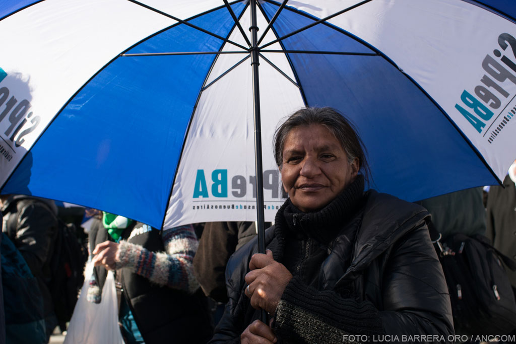 Mujer sosteniendo un paraguas de Sipreba.