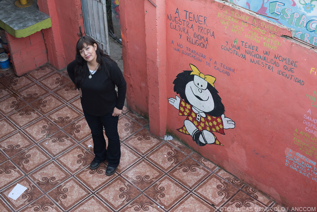 Fernanda Miño en el centro de contención Embarriarte, donde las paredes están pintadas y tienen un dibujo de Mafalda.