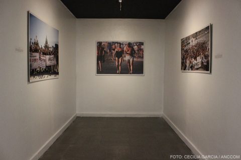 Parte de la exposición con tres paredes y sobre cada una hay una foto colgada