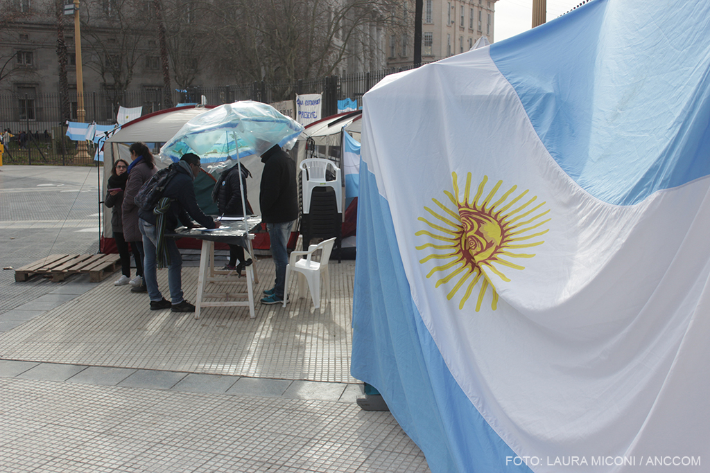 Bandera argentina y familiares de los tripulantes en el acampe.