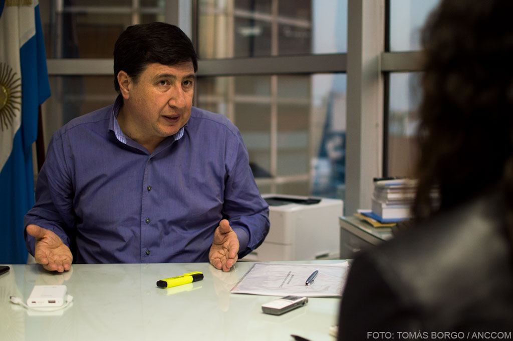 Daniel Arroyo conversa en su despacho con la redactora de ANCCOM.