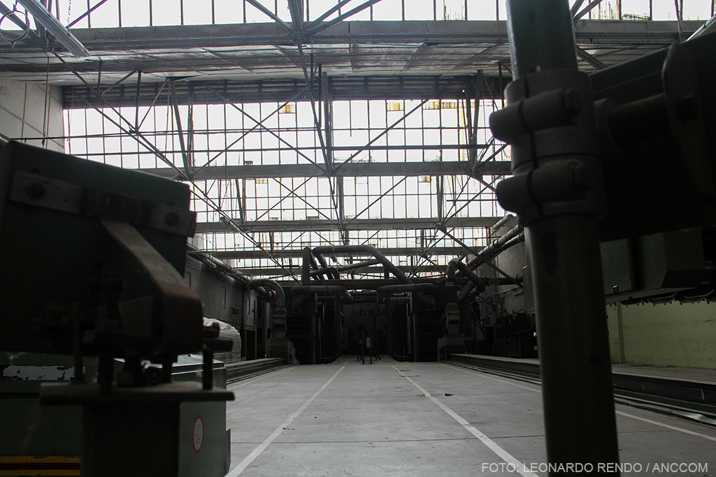Interior de una fábrica con máquinas.