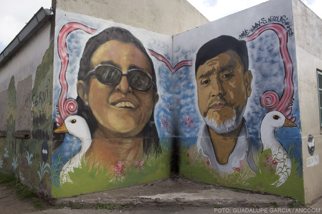 Mural con las caras de la vicedirectora, Sandra Calamano, y el portero Rubén Rodríguez.