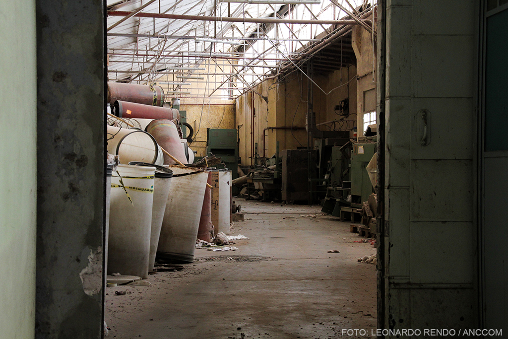 Interior de una fábrica vacía, con los tanques amontonados. 