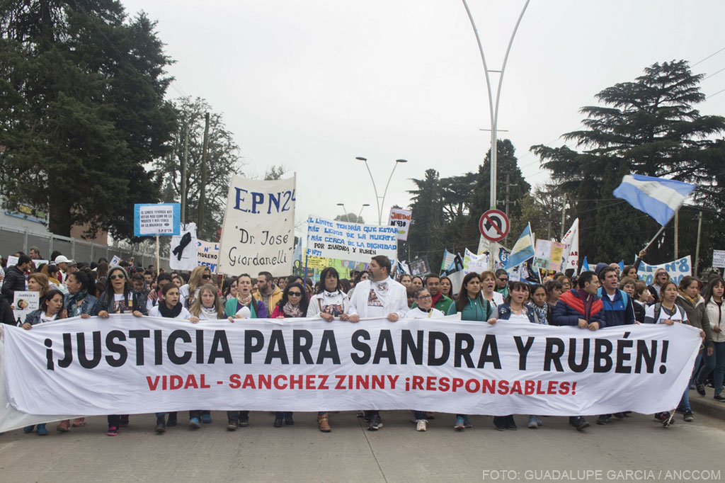 Una multitud sosteniendo una pancarta pidiendo justicia por las muertes de Sandra y Ruben.
