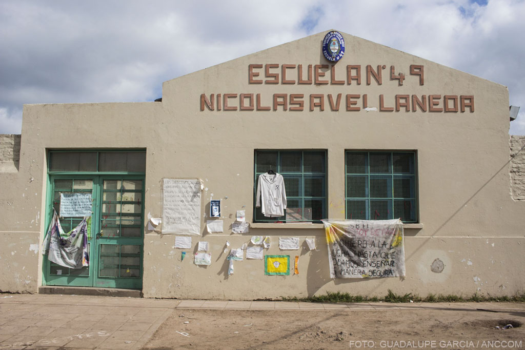 Foto del frente de la Escuela N°49, con carteles colgados.