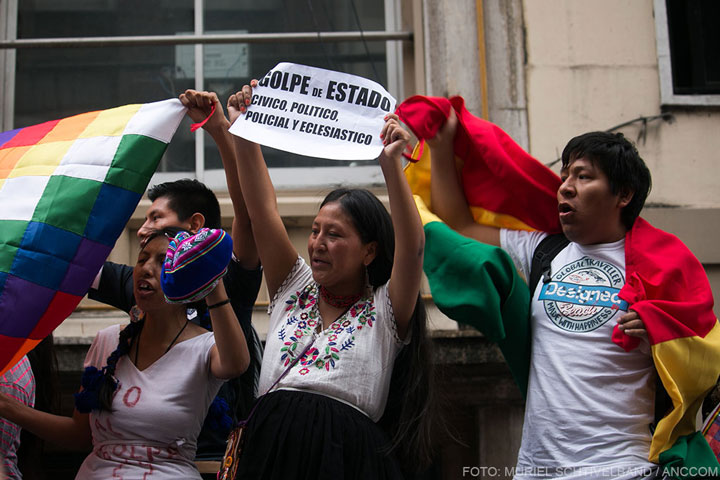 Las whipalas flamearon en Buenos Aires para defender la democracia boliviana