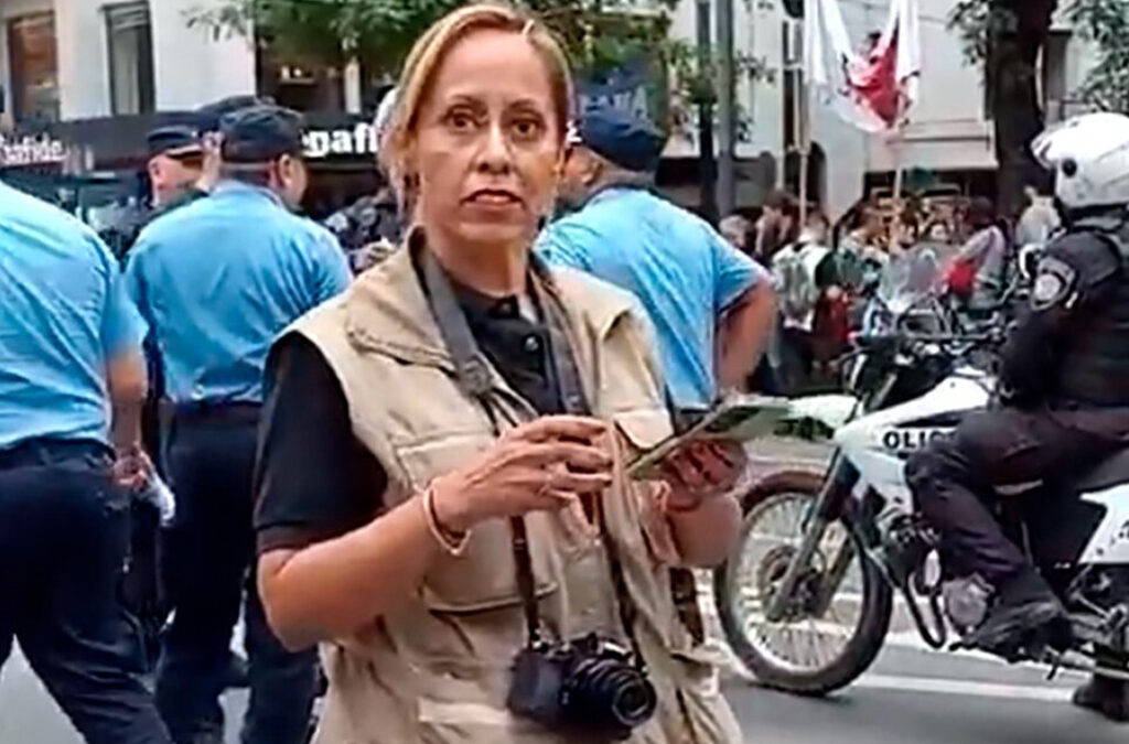 Otra policía se disfrazó de periodista
