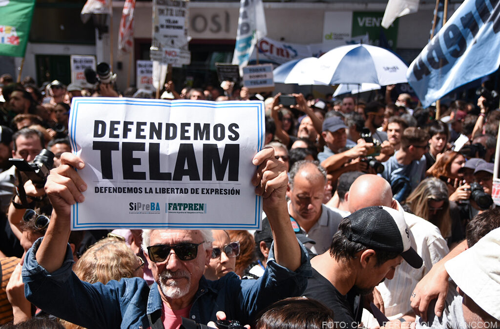 Abrazo solidario para defender a Telam