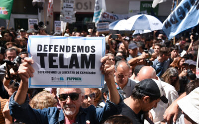 Abrazo solidario para defender a Telam