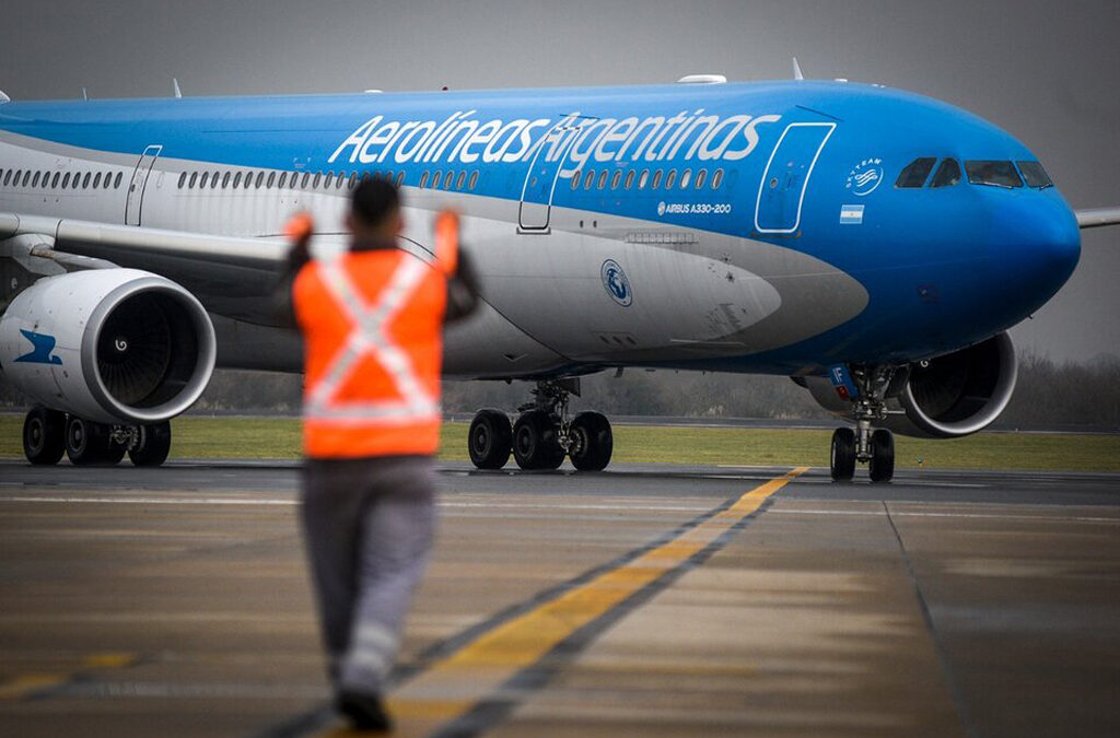 Milei vuelve con la receta menemista de vender Aerolíneas