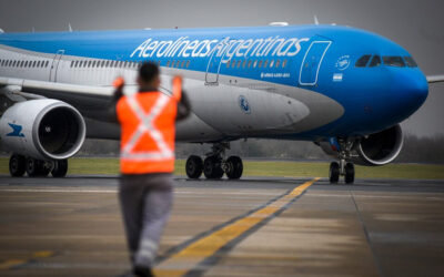 Milei vuelve con la receta menemista de vender Aerolíneas