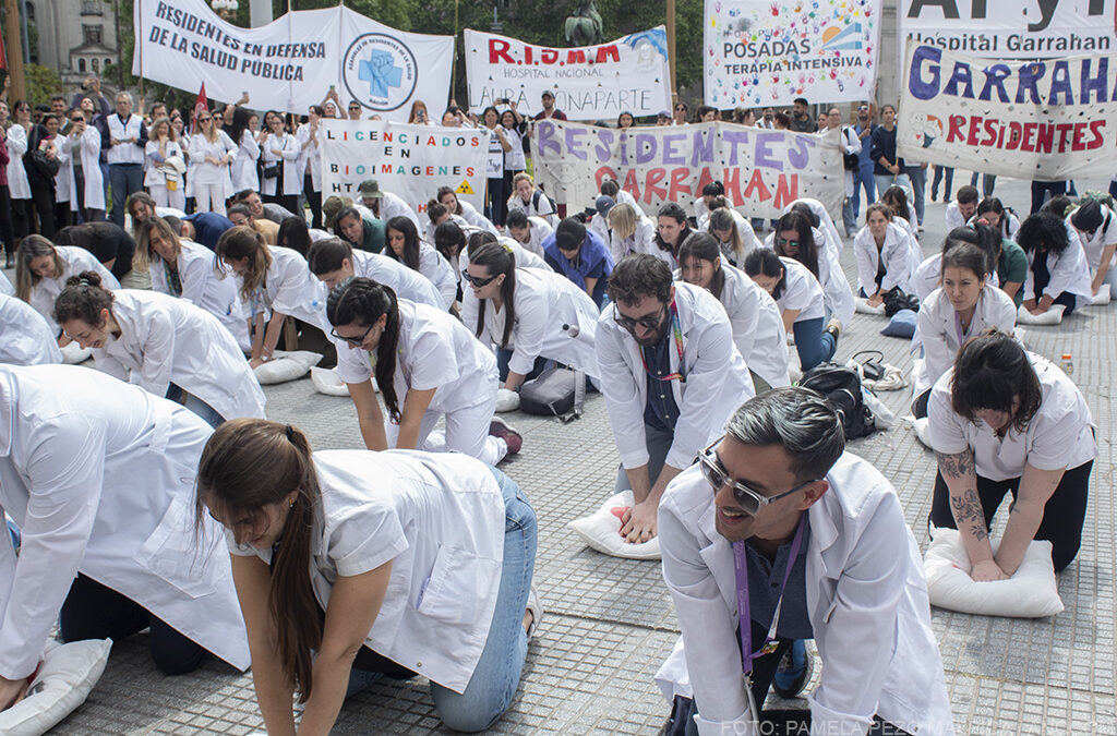 “El presidente Milei le declaró la guerra a la salud pública”