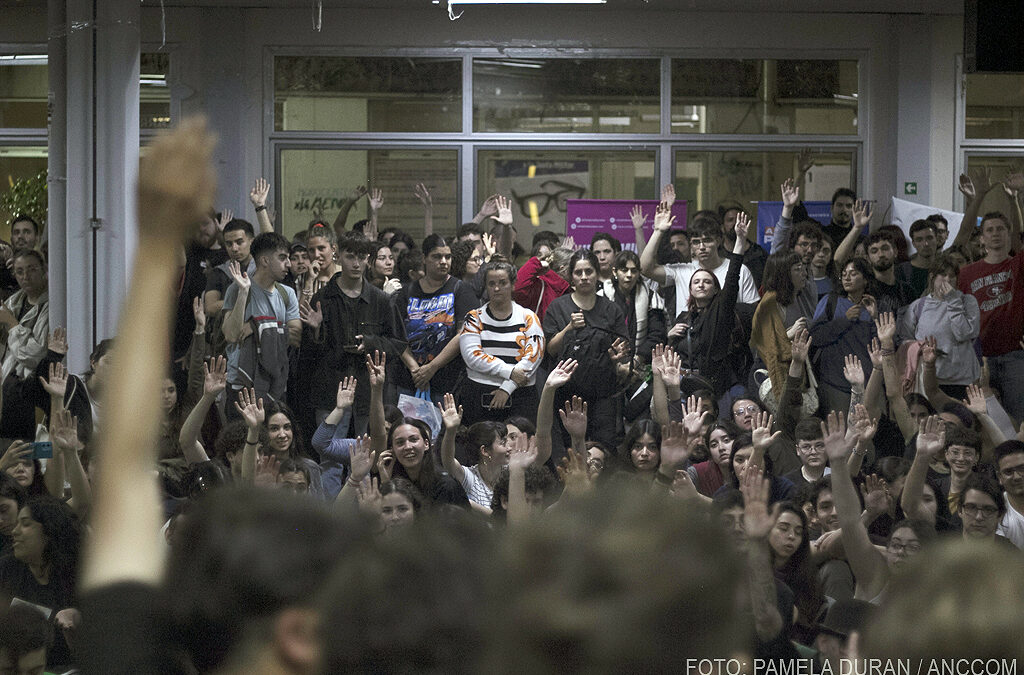 Los estudiantes toman las universidades y también la palabra