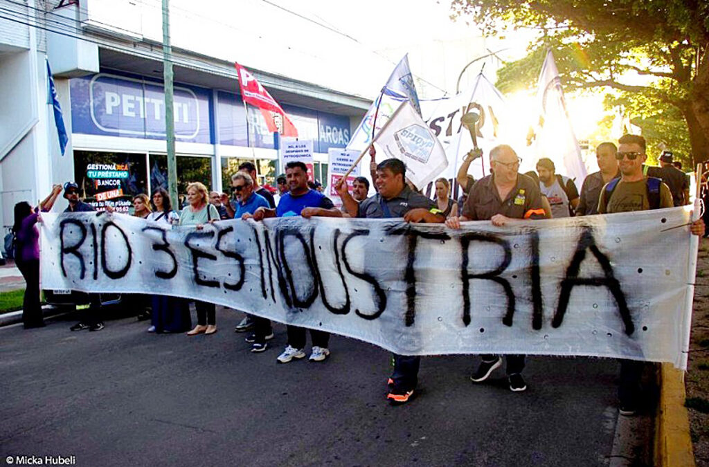 Los trabajadores de Petroquímica Río Tercero llevan un mes de acampe