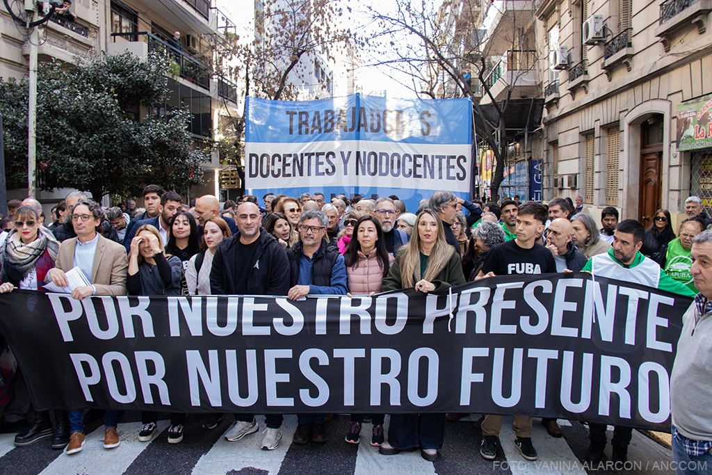 001_IMG_7882IMG_788220250522 _Marcha universitaria en reclamo de paritarias y recomposición salarial_Alarcón Vanina41