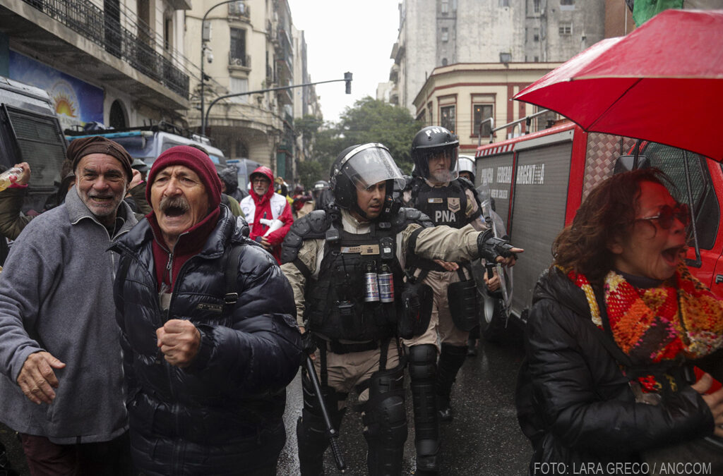 Manifestando bajo la lluvia