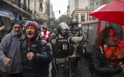 Manifestando bajo la lluvia