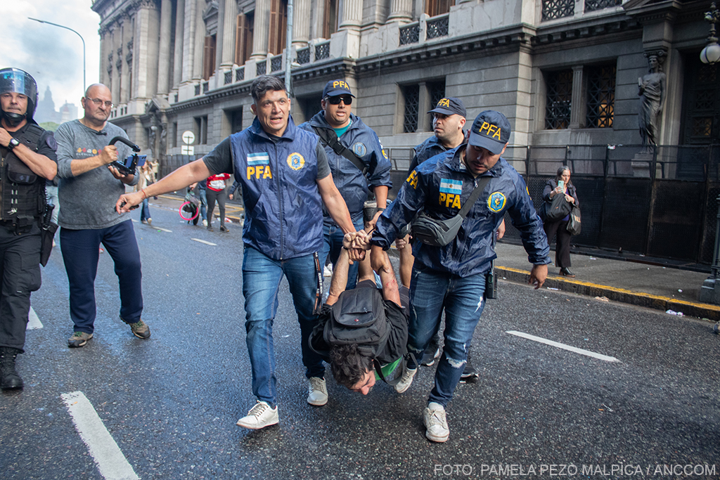 Marcha de Jubilados y Barras Bravas
