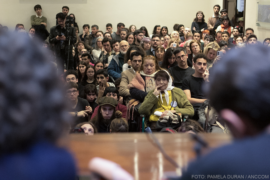 20250715_Charla magistral sobre inteligencia artificial y violencia estatal, caso Julia Mengolini_PAMELA DURÁN_JM (16)