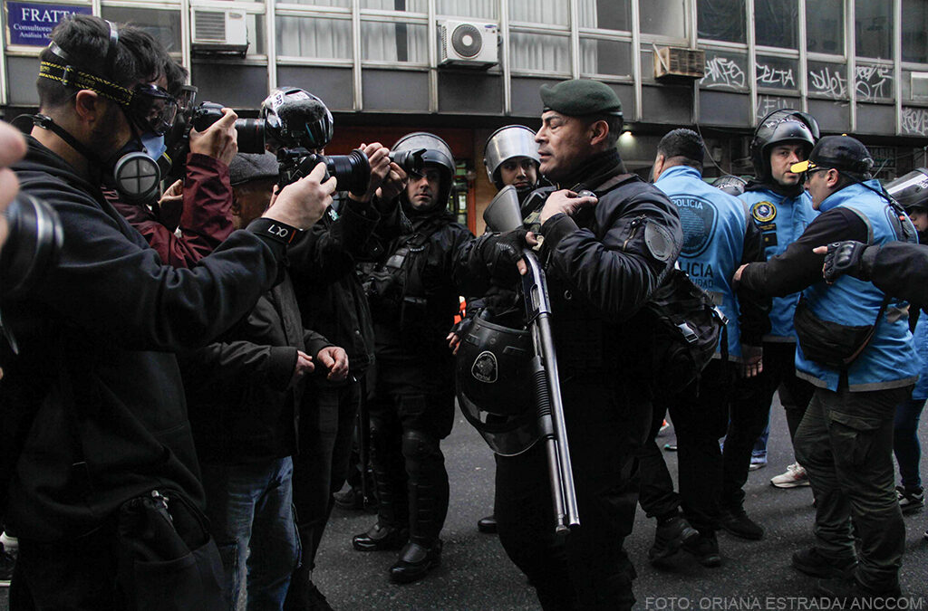 El odio a los periodistas que profesa el gobierno se transforma en balas, gases y detenciones
