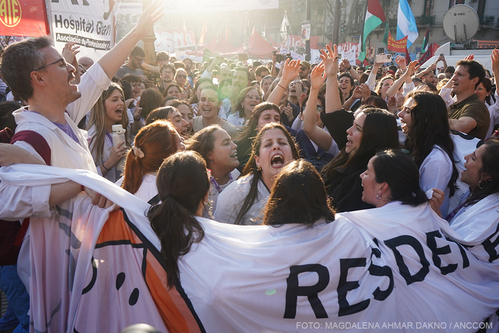 001_001_MarchaContraVetosUniversidadYGarrahan_MagdalenaAhmarDakno-11